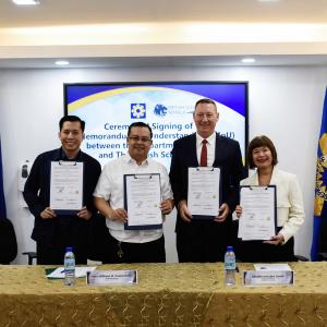 BSM and DOE representatives sign an agreement