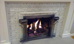 This 6" design in the Ivory Steel finish adds elegant to this fireplace.