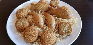 Fish-shaped mooncakes symbolize prosperity, and salted egg yolks represent the full moon combining the sweet and the savory.