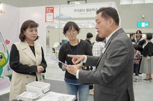 Mayor Lee Jae-Joon tours the '2023 International Children's Book & Content Festival (BOOKIZCON)' held at the Suwon Convention Center on October 5th. | Photo by AVING News