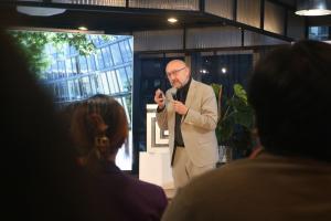 In action photo of HPI-School of Design Thinking Co-Founder and Director Prof. Ulrich Weinberg
