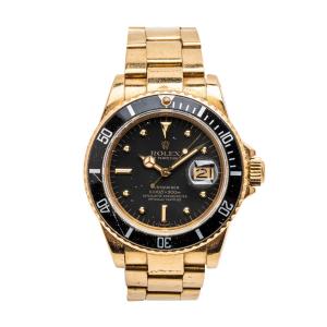 This circa 1981 Rolex Submariner wristwatch (Ref. 16808), was the sale’s runner-up top lot. It featured an 18kt yellow gold band and case plus box and papers (CA$32,450).