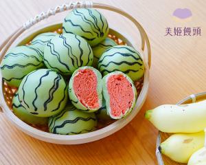 Watermelon and banana-shaped mantou