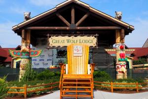 Grand Wolf Lodge Giant Chair