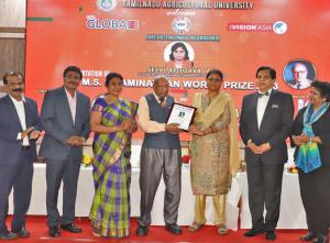 Krishnan Suthanthiran accepts the world's first M.S. Swaminathan Award for contributions towards Cancer Research.