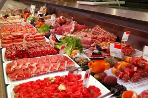 Exposición de carnes frescas con tecnología Promolux en supermercados y carnicerías