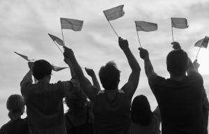 A row of people waiving Ukrainian flags