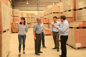 Representatives from Robina Flooring Sdn Bhd factory visit Kosmos Vietnam's warehouse (Photo source: Kosmos Vietnam)