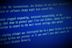 Auschnitt eines Computer Bildschirms mit nicht komplett lesbarer Systemwarnung darüber, dass der Computer aufgehört hat zu reagieren und einen Neustart erfordert etc.