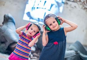 Zwei Kinder mit Gehörschutz.