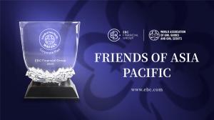 Piala Sahabat Asia Pasifik yang diberikan kepada EBC Financial Group.