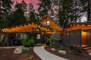 Exterior image of Freewyld Cabins in Idyllwild at dusk