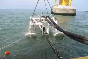 ZMS and TCN are in the process of laying the submarine cable in an orderly manner
