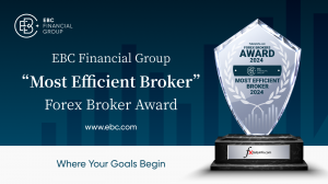 EBC Financial Groupに授与された最も効率的なブローカー賞のトロフィー