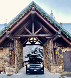 Avo Limo Luxury SUV underneath conpay in vail resorts