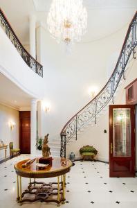 Grand and elegant entrance hall with amazing staircase