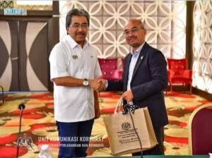 Sarawak Dayak oil palm planters association meets with Malaysian Minister Johari Ghani