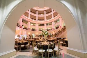 Image of a wedding at The Rotunda Building in Oakland, CA