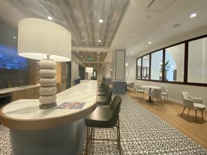 Image Lounge with bar at Seven Spokes - The Rotunda's new conference center