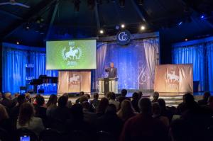 Panoramic view of the Zaragoza Awards held in Hollywood, Los Angeles. In the photo, Dr. David Hayes-Bautista addresses the attendees.