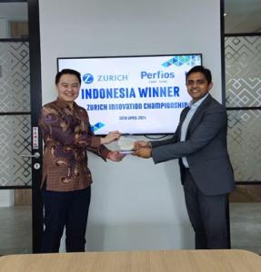Benny Jio, Head of Digital Transformation, Zurich Asuransi Indonesia presents the award to Amitabh Singh, Chief Business Officer, EMEA & APAC Insurance, Perfios