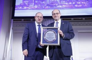 Zvika Klein presents the Jerusalem Post's Award for Resilience and Courage to Director General Dr. Shlomi Codish