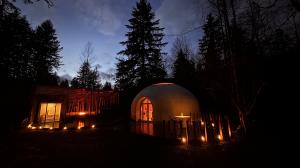 Oculis Lodge at night