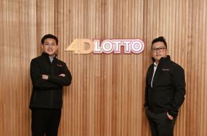Image of 4D Lotto founders, Kenneth Lee and Howard Sim in front of 4D Lotto logo