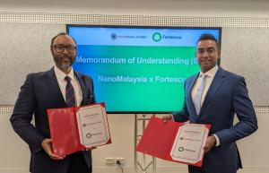 Dr Rezal Khairi Ahmad, CEO of NanoMalaysia Berhad, standing on the left, and Mr Edgar Ramani, Fortescue’s Vice President for Asia Pacific, standing on the right, are holding copies of the MOUs exchanged between the two companies.