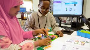 Maplewood Elementary SmartLab Students working on a snap circuits project