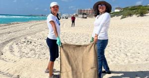 equipo The Dolphin Company limpiando playas
