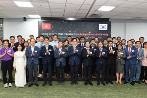 Officials from Gyeonggi-do Business & Science Accelerator and the City of Da Nang posed for a commemorative photo | Photo by Gyeonggi-do Business & Science Accelerator