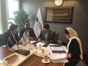 Director of OJWorld, Hora Lavasani signing the agreement with ARAD TADBIR.