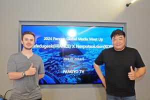 Editor Leo Thevenet of Le Café du Geek and the CEO Park Jun-pyo of Nexpot Solution pose for a photo after the interview.