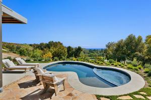 Contemporary main residence and detached guest house designed by Ray Kappe