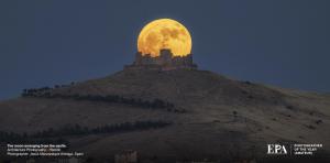 2024 European Photographer of the Year (Amateur) - The moon emerging from the castle. by Jesús Manzaneque Arteaga