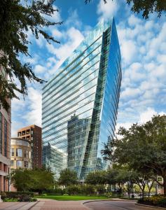 The sleek design of McKinney & Olive provides unrivaled visibility in the vibrant pedestrian-oriented Uptown Dallas neighborhood.