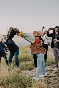 Li Jacobson releases a rescue bird into the wild at the 2024 Eltropy Leadership Summit. This symbolic act resonated with the summit's themes of community support and responsible progress in the financial industry.