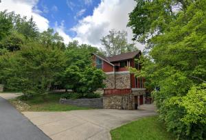 Upscale home for sale in Cabin John MD with cathedral ceilings, on a sloped lot