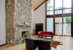 Upscale home for sale in Cabin John MD with cathedral ceilings, on a sloped lot