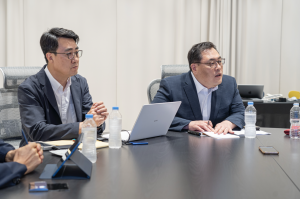 CEO Dong Seok Lim (left) and CTO Seok-Tae Seo answering questions at the ‘Global Media Meetup’