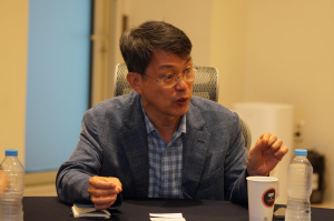 Solvit System CEO Kim Yeong-Goo answering questions during the ‘Global Media Meetup’ event with Ubergizmo