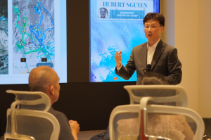 Solvit System CTO Joo-Myung Kim pitching during the ‘Global Media Meetup’ with Ubergizmo