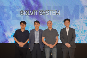 From left: Solvit System CEO Yeong-Goo Kim, Ubergizmo CTO Hubert Nguyen, and Solvit System CTO Joo-Myung Kim