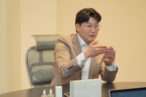 Dongbeom Seo, Vice President of SMHAEL, explaining the company’s products and technologies during the Global Media Meetup with French tech media Le Café du Geek