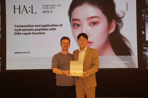 Commemorative photo after the Global Media Meetup: Leo Thevenet (left) and Dongbeom Seo (right)