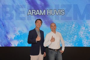 Hubert Nguyen, CTO of Ubergizmo, took a commemorative wrap-up photo, along with Sanghyun Park, Vice President of Aram Huvis