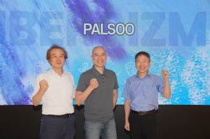 Palsoo Jang, CEO of PALSOO, Hubert Nguyen, CTO of Ubergizmo, and Seong-Tae Lee, Vice President of PALSOO, posing for a commemorative photo after the Global Media Meetup Season 2.