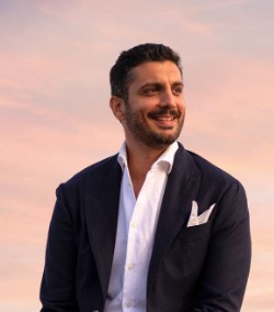 Ruben Santopietro, Fondatore e CEO di Visit Italy, esperto in marketing territoriale, impegnato a ispirare viaggi sostenibili e valorizzare le culture locali