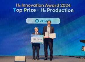 Claus Nussgruber, CEO of Utility Global, receiving the Top Prize in Hydrogen Production at the H2 Innovation Award